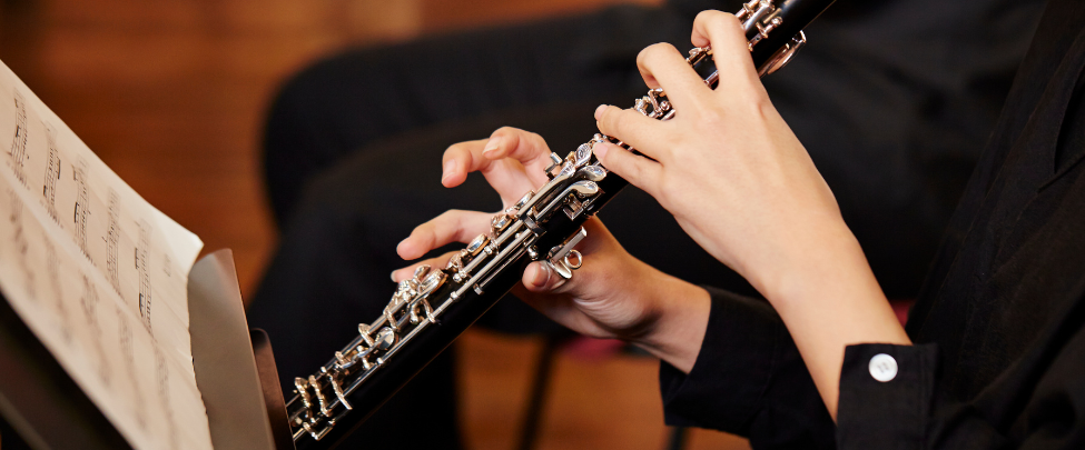 fille joue hautbois