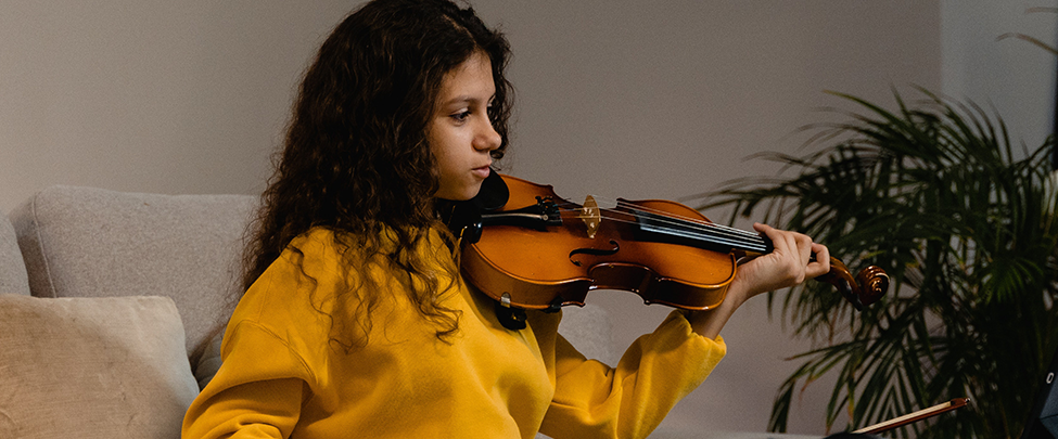 fille joue violon
